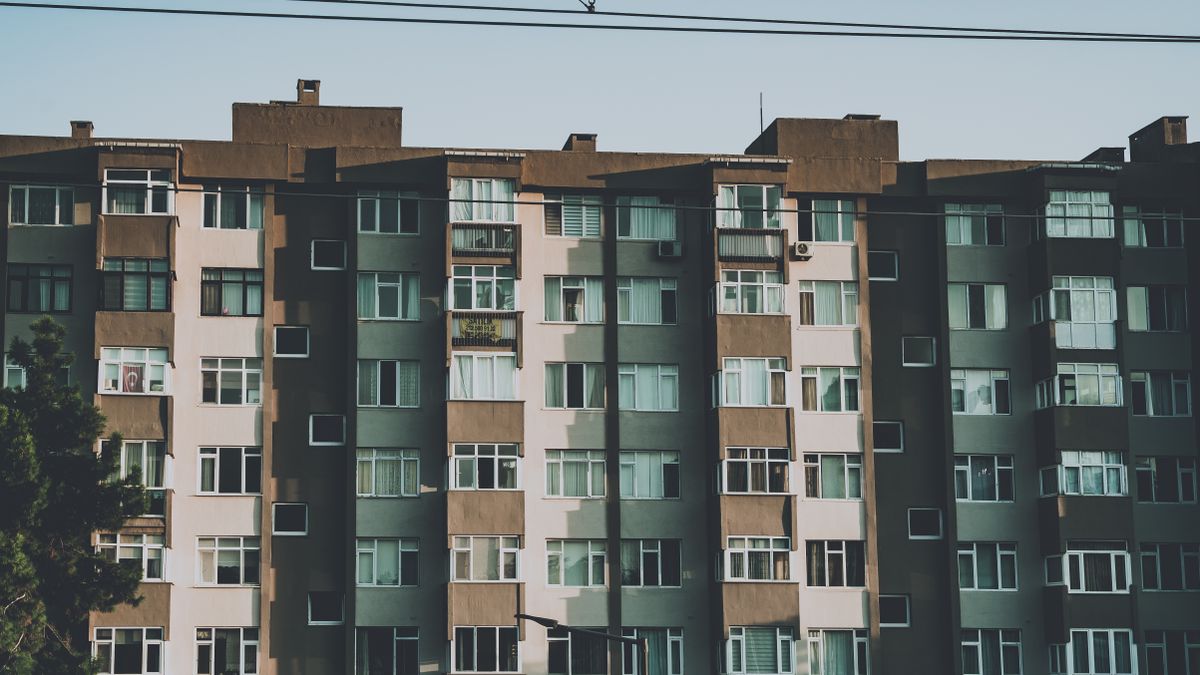 Fasad bangunan apartemen tempat tinggal di Istanbul, Turki