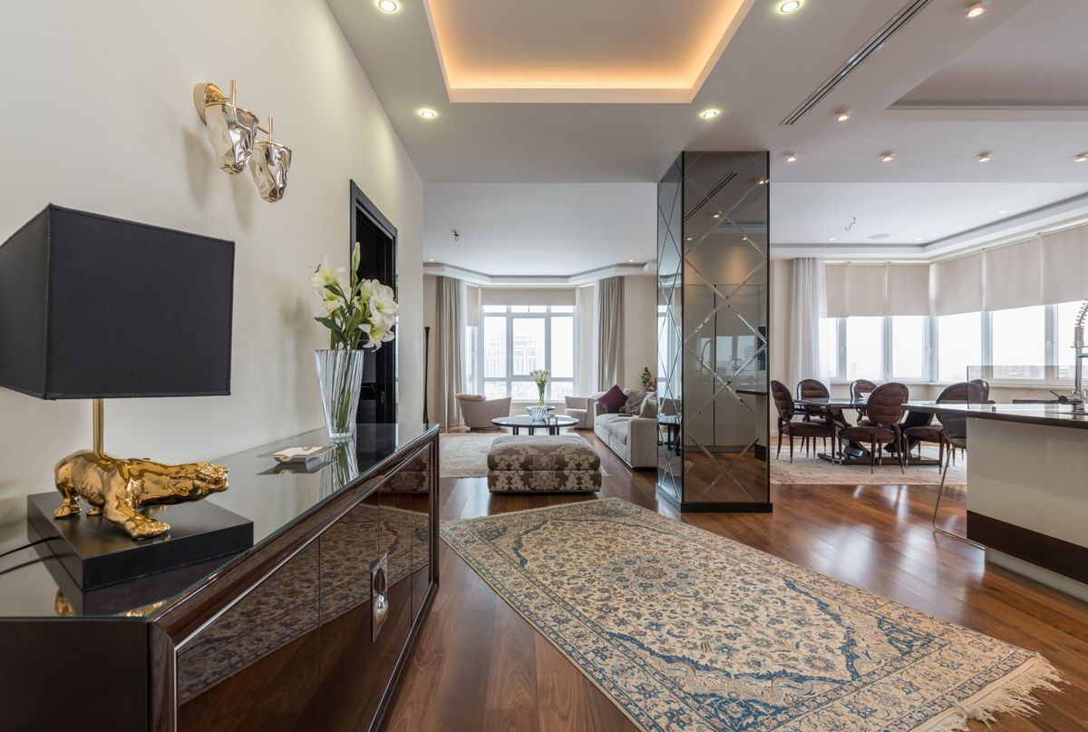 Ruang keluarga dan perabot dalam apartemen modern