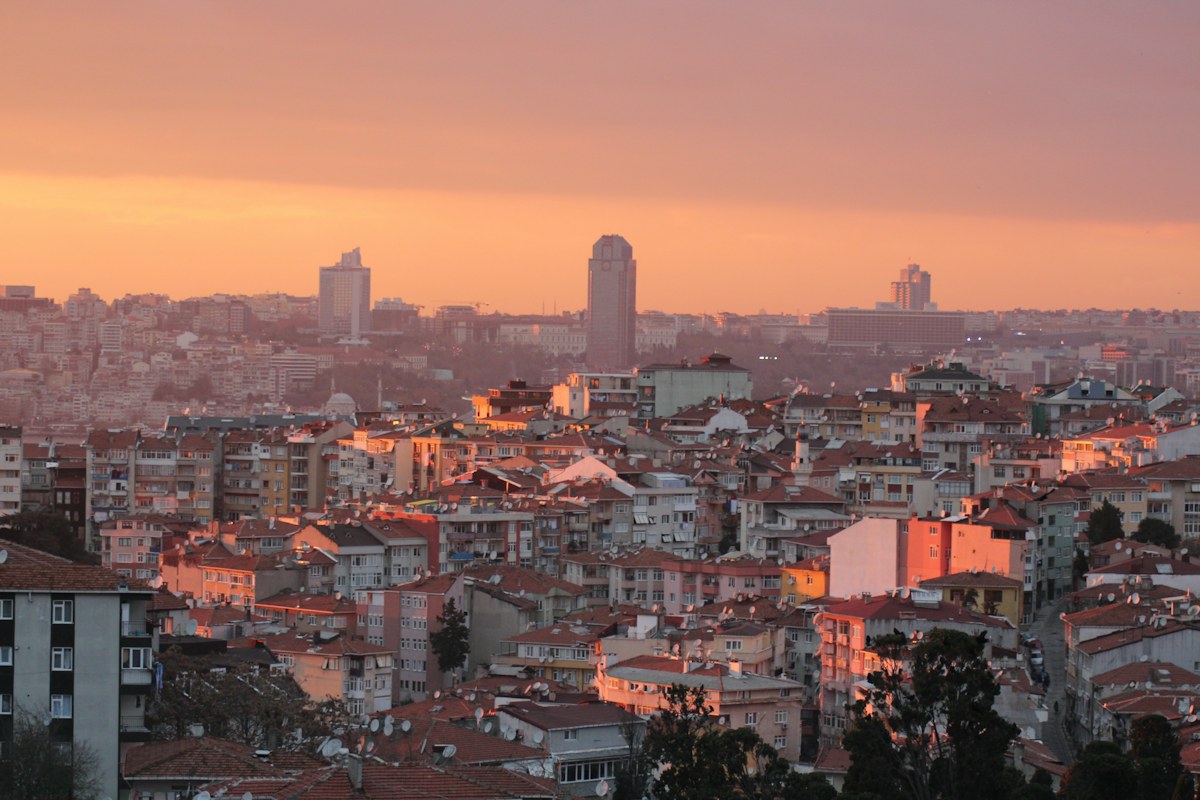 Lingkungan tempat tinggal di Üsküdar, Istanbul, saat matahari terbenam