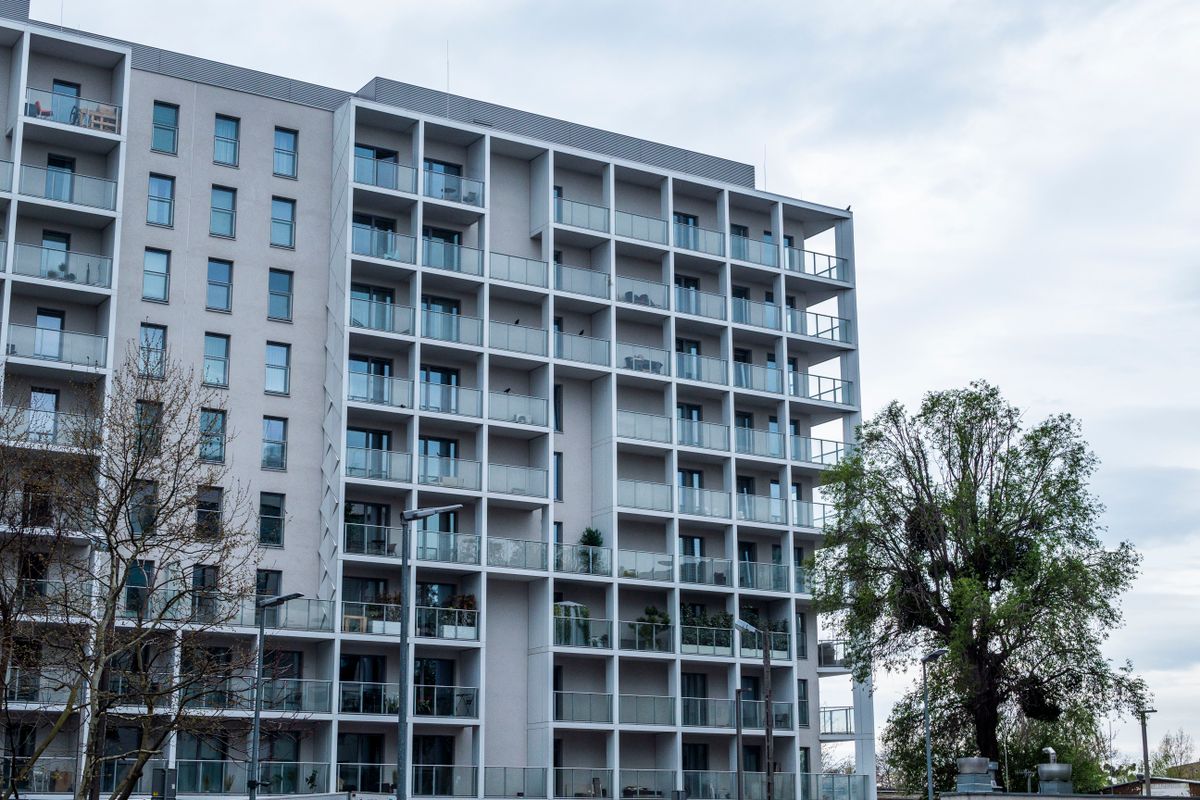 Balkon dan bagian luar bangunan apartemen bertingkat