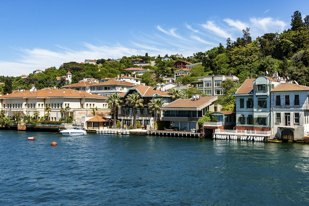 Rumah-rumah di tepi Selat Bosphorus, Istanbul, Turki