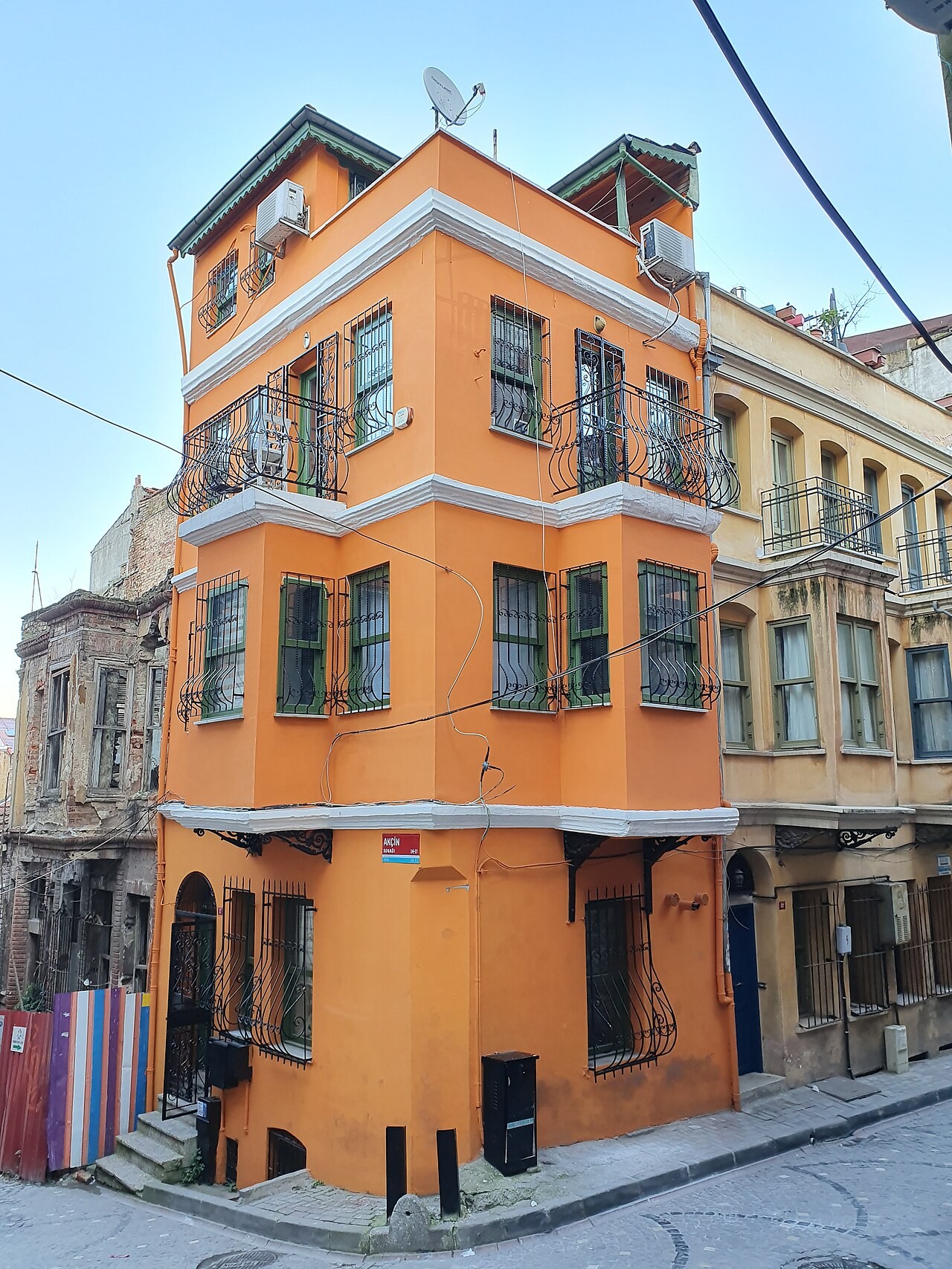 Bangunan apartemen di Balat, Istanbul, Turki.