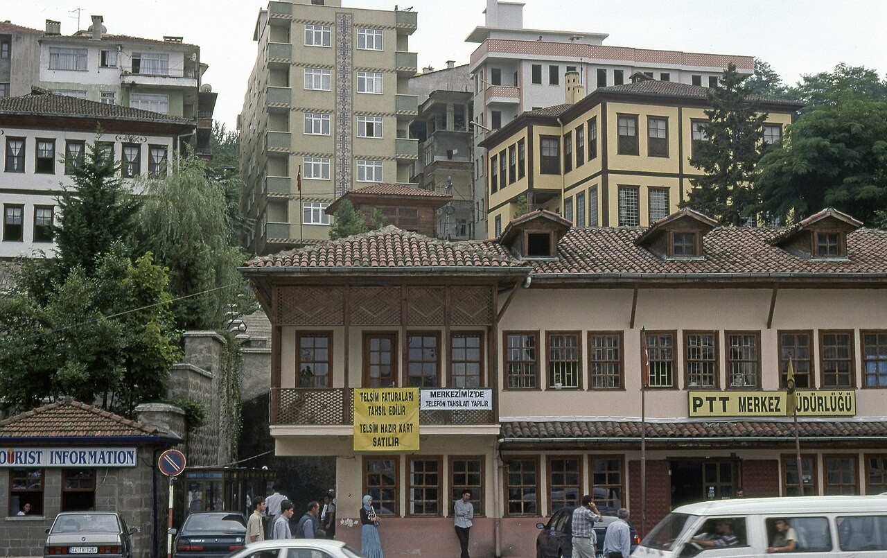 Gedung bekas kantor PTT di Rize, Turki, difoto tahun 2002.