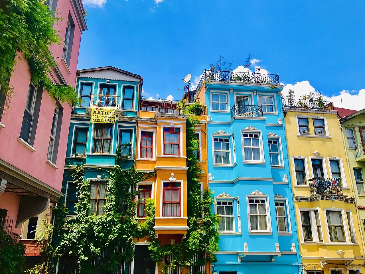 Apartemen berwarna di Istanbul, Turki.