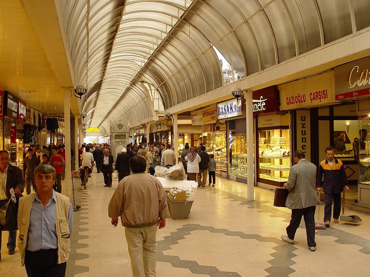 Pasar tertutup di Kayseri, Turki.