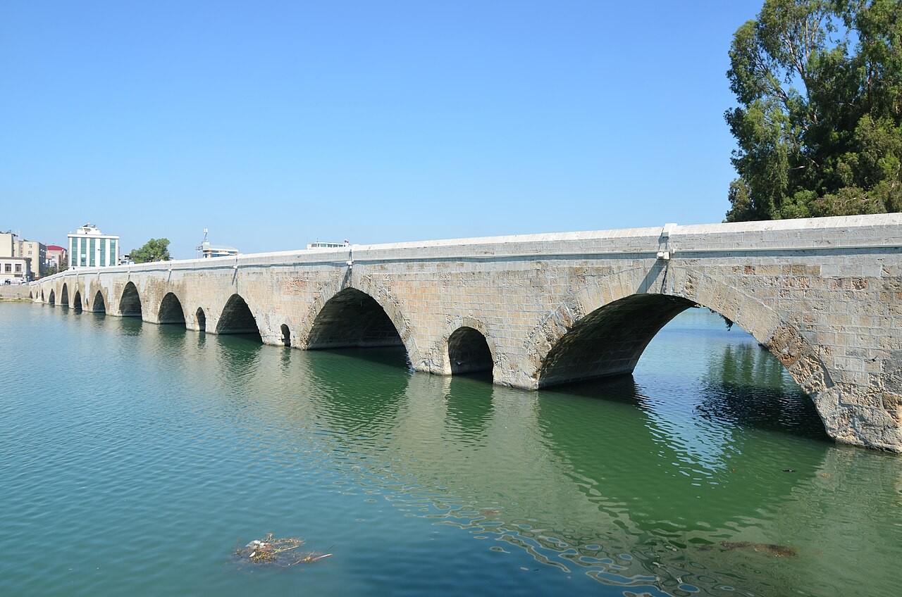 Jembatan batu Taşköprü di Adana, Turki.