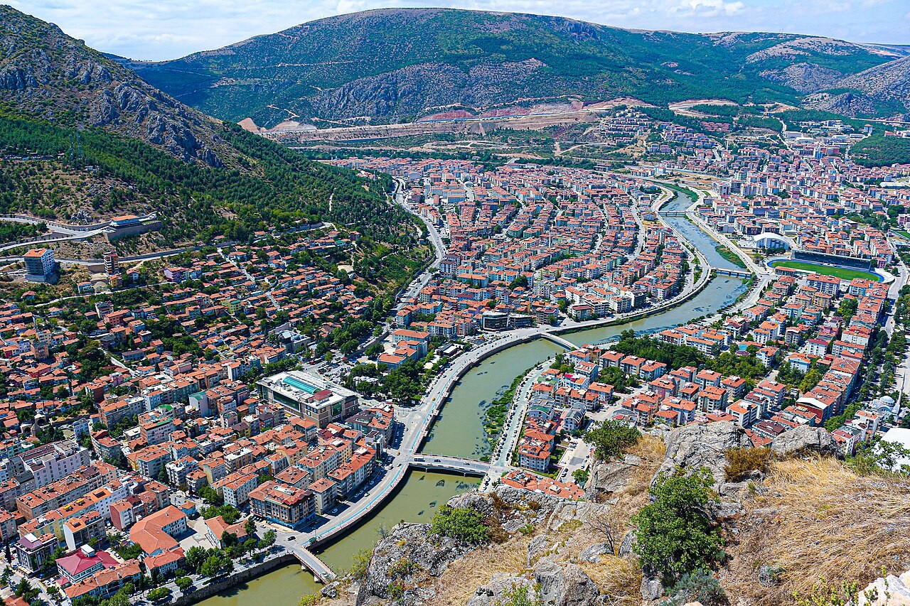 Bangunan kota Amasya di sepanjang Sungai Yeşilırmak, Turki.