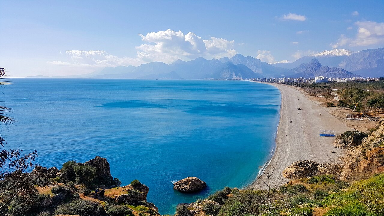 Pesisir Konyaaltı dan kawasan kota Antalya, Turki.