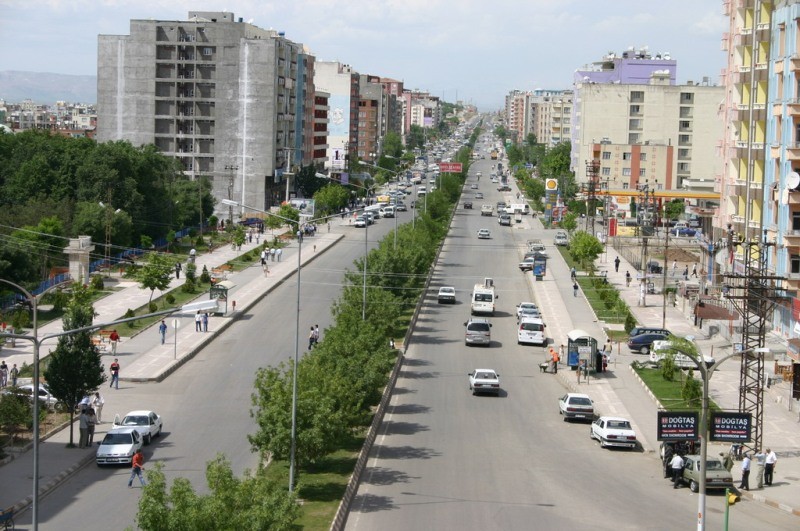 Jalan dan bangunan kota Batman, Turki.