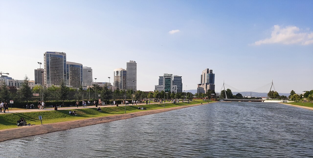 Bangunan kota Bursa di tepi perairan, Turki.