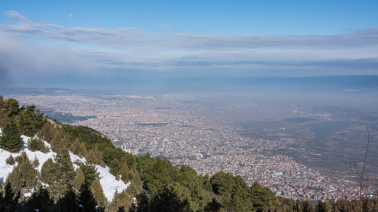 Panorama kota Denizli dari kawasan kereta gantung, Turki.