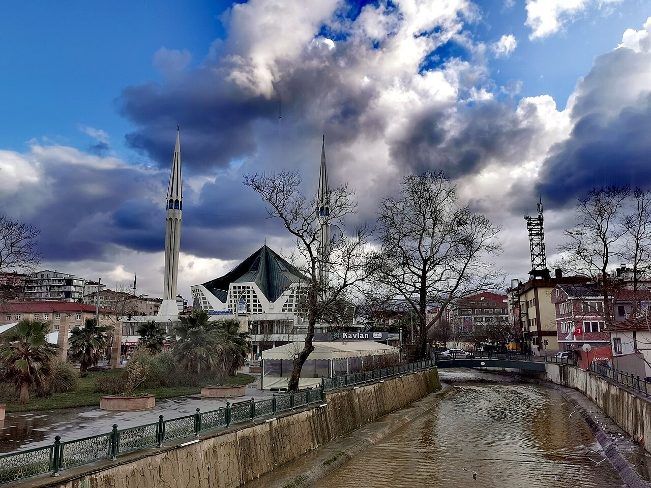 Masjid pusat Akçakoca di provinsi Düzce, Turki.