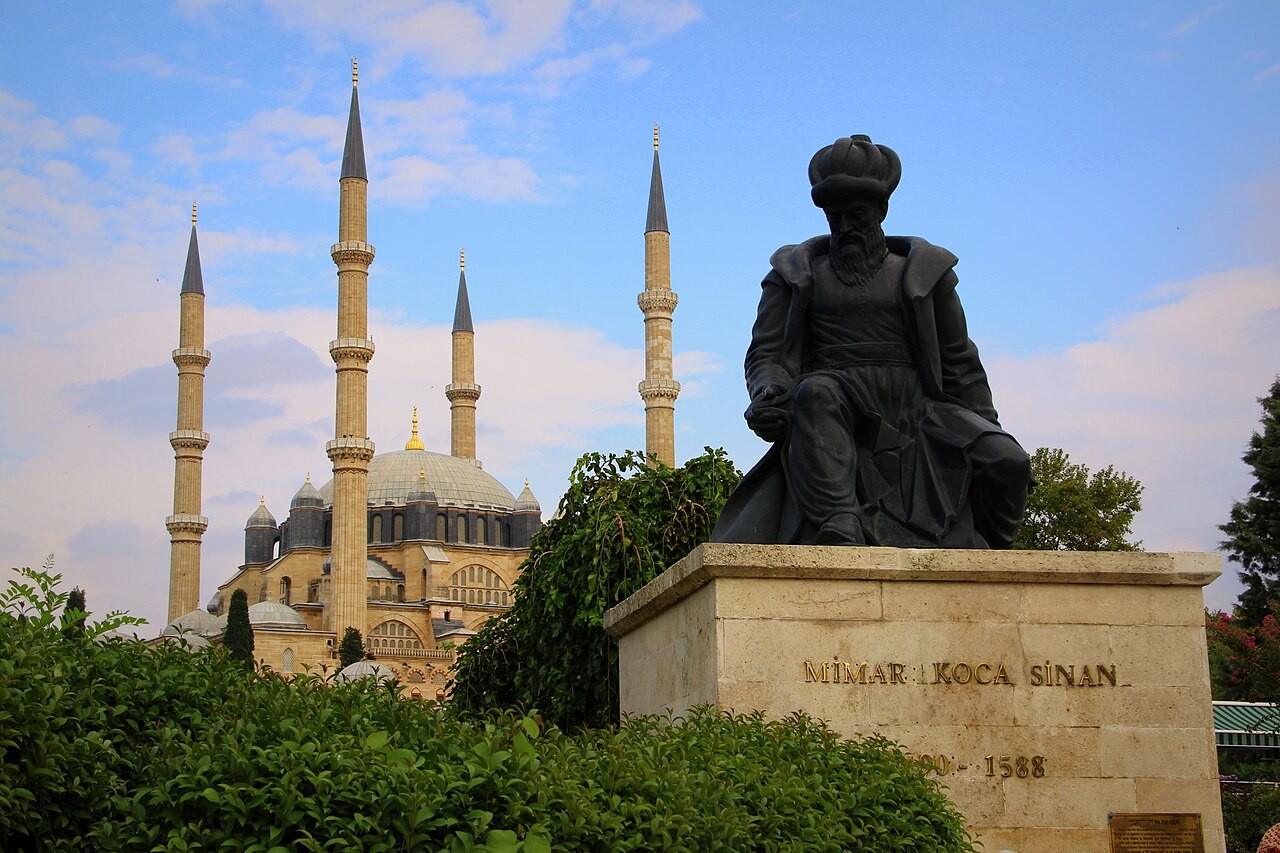 Masjid Selimiye dan patung arsitek Sinan di Edirne, Turki.