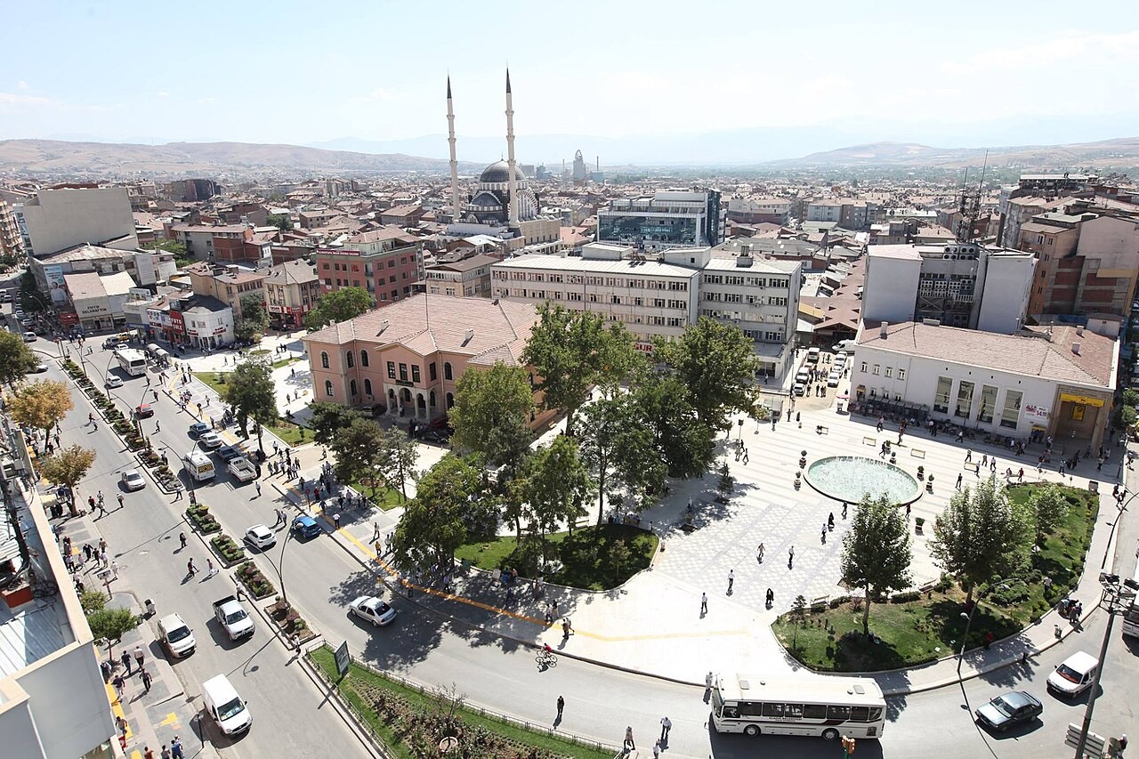 Bangunan di pusat kota Elazığ, Turki.