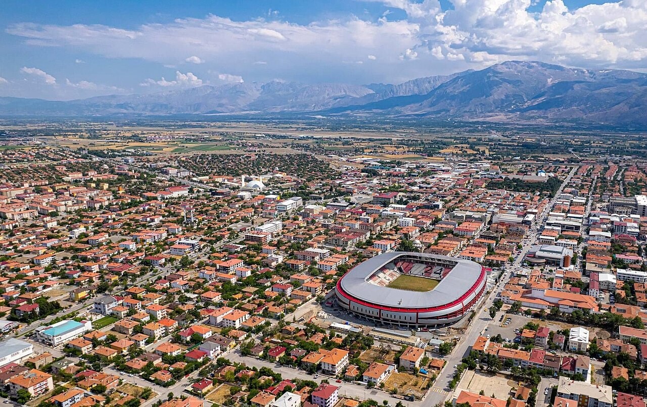 Panorama pusat kota Erzincan, Turki.