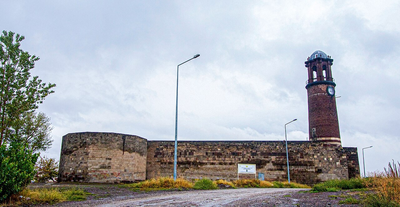 Benteng dan menara bersejarah di Erzurum, Turki.