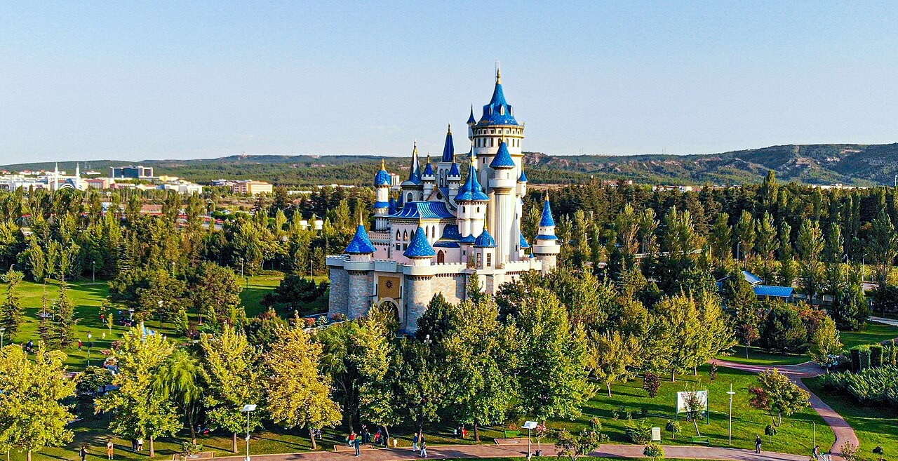Bangunan kastel wisata di Taman Sazova, Eskişehir, Turki.