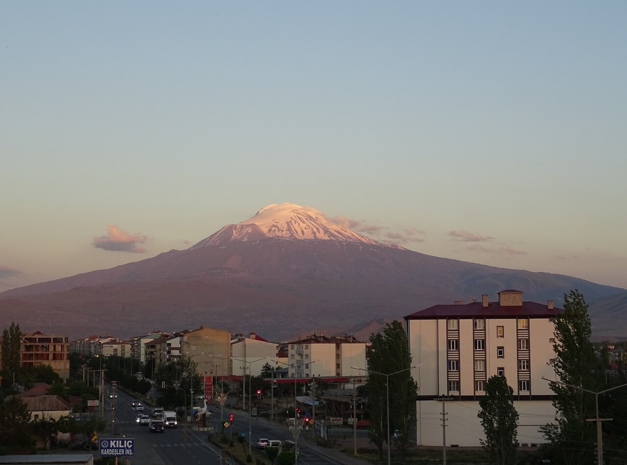 Bangunan kota Iğdır dengan latar Gunung Ağrı, Turki.