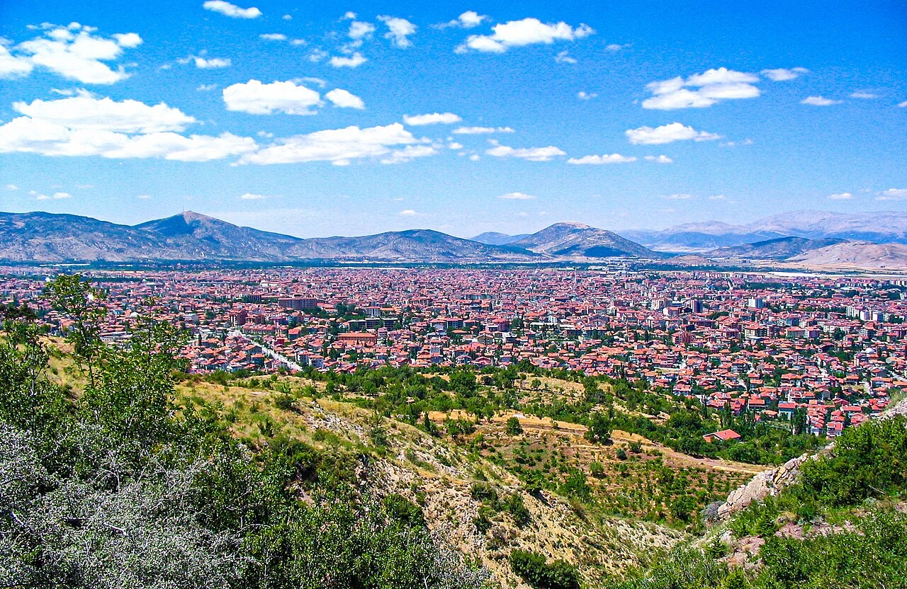 Panorama kota Isparta dari perbukitan, Turki.