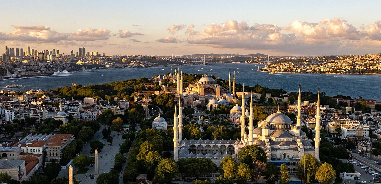 Semenanjung bersejarah dan cakrawala Istanbul, Turki.