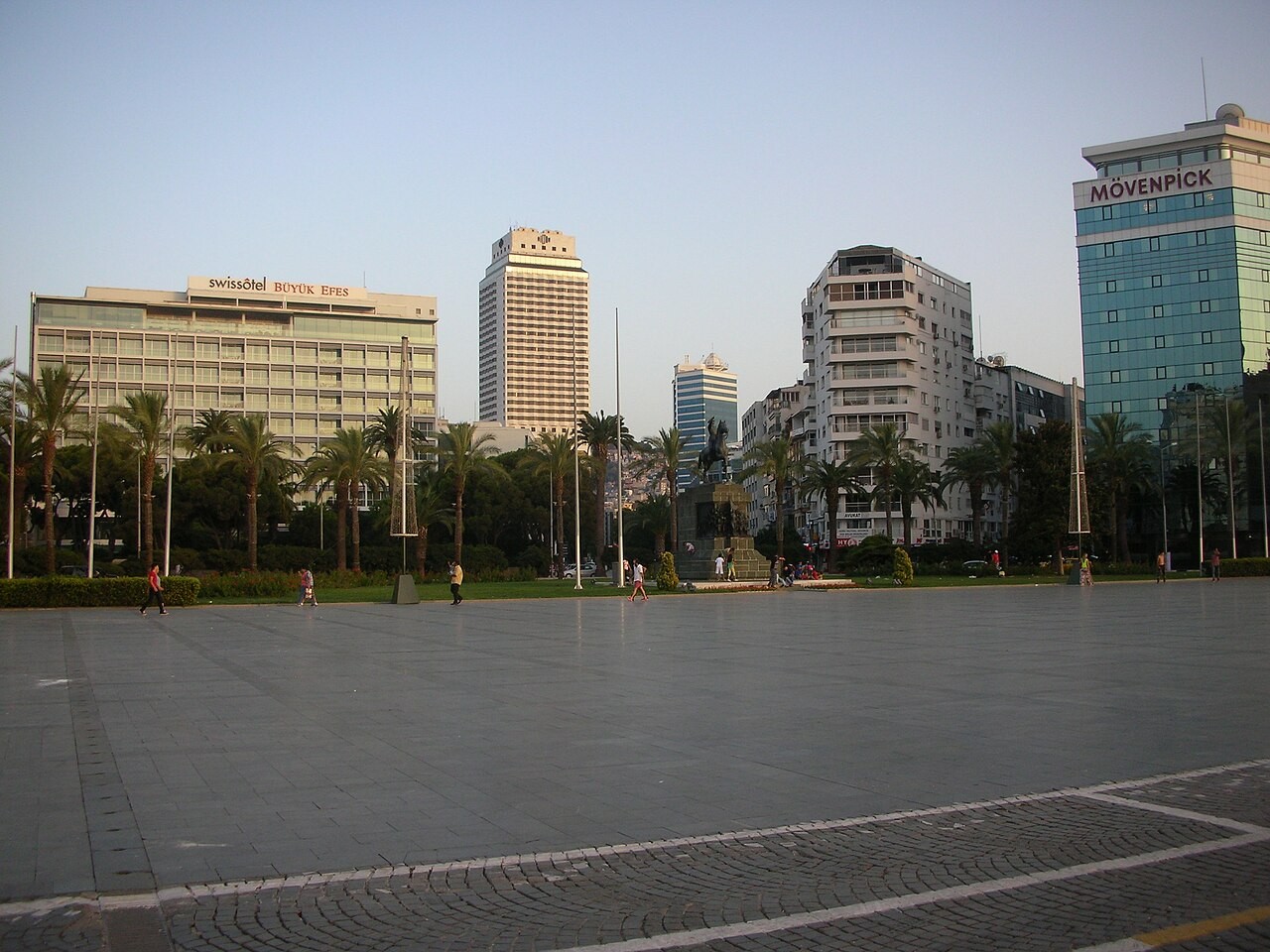 Bangunan di sekitar alun-alun Cumhuriyet, İzmir, Turki.