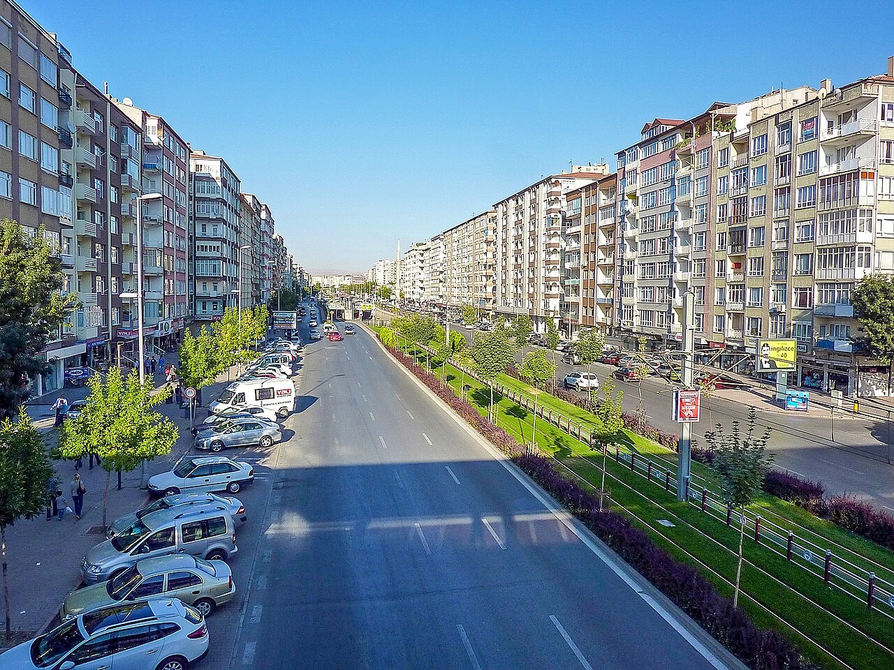 Bangunan di sepanjang Jalan Sivas di Kayseri, Turki.