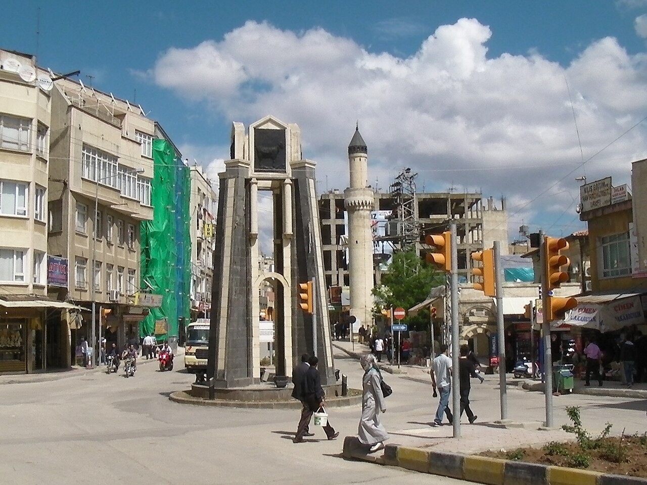 Jalan dan bangunan di pusat kota Kilis, Turki.