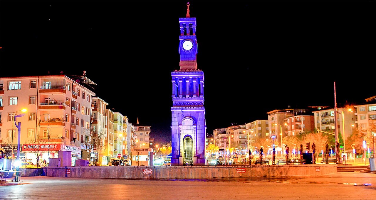 Menara jam dan bangunan kota Kırıkkale, Turki.