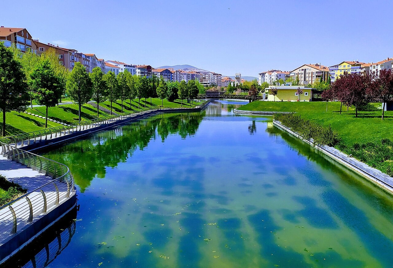 Kentpark dan bangunan sekitarnya di Kırşehir, Turki.