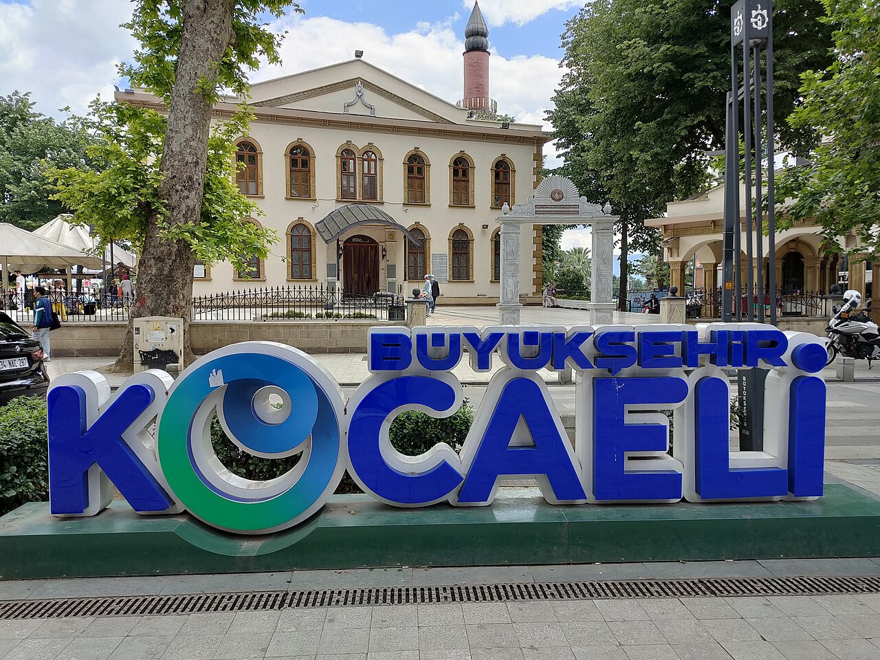 Papan nama Kocaeli dan bangunan di pusat İzmit, Turki.