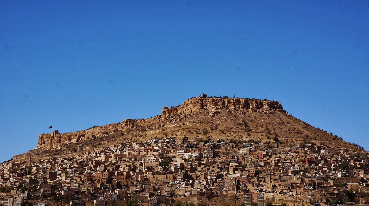 Panorama bangunan dan benteng Mardin, Turki.