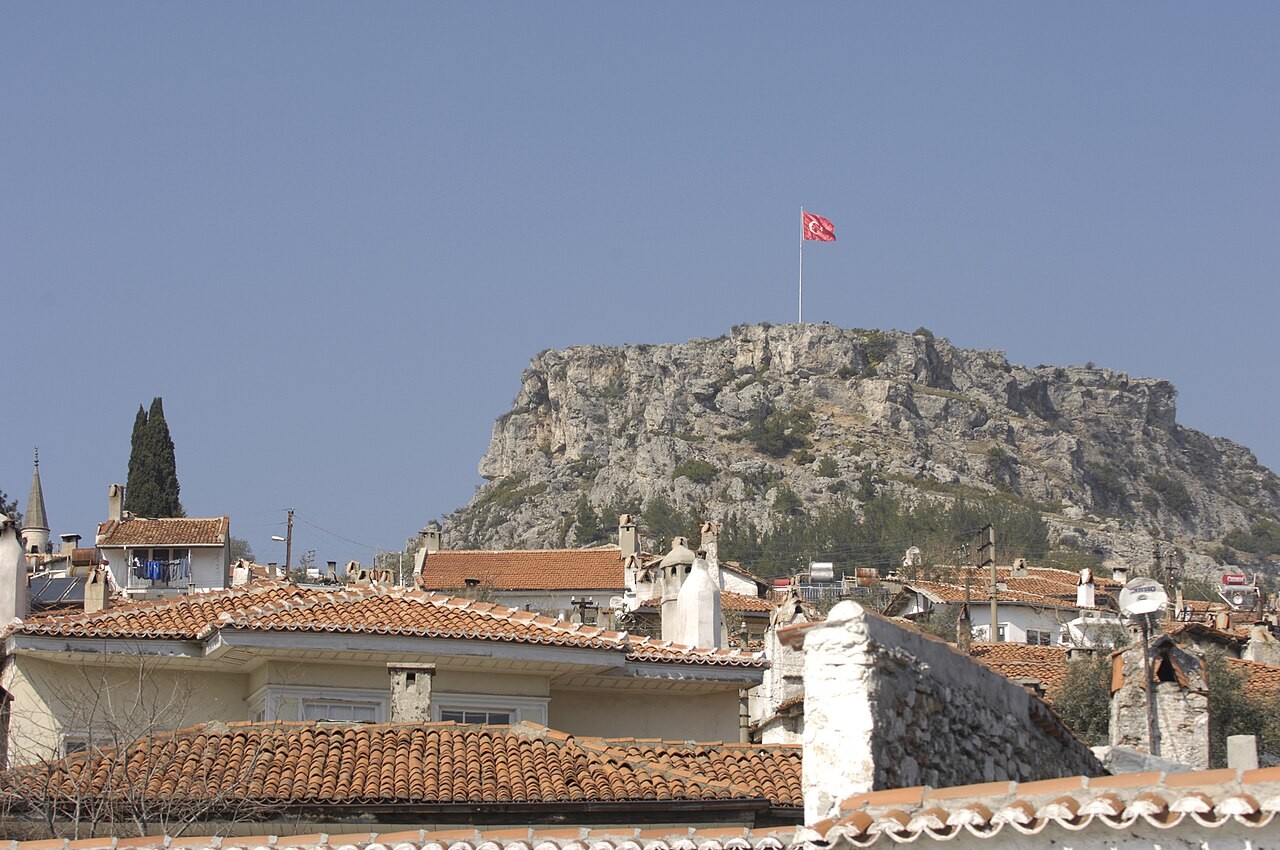 Bangunan dan bukit benteng di Muğla, Turki.