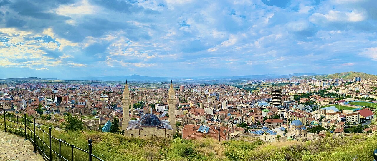 Panorama kota Nevşehir, Turki.
