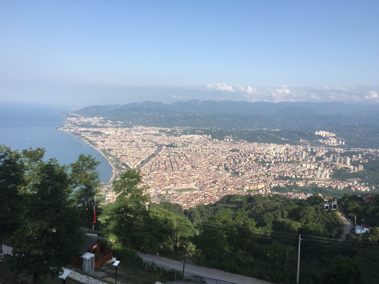 Panorama pesisir dan kota Ordu, Turki.