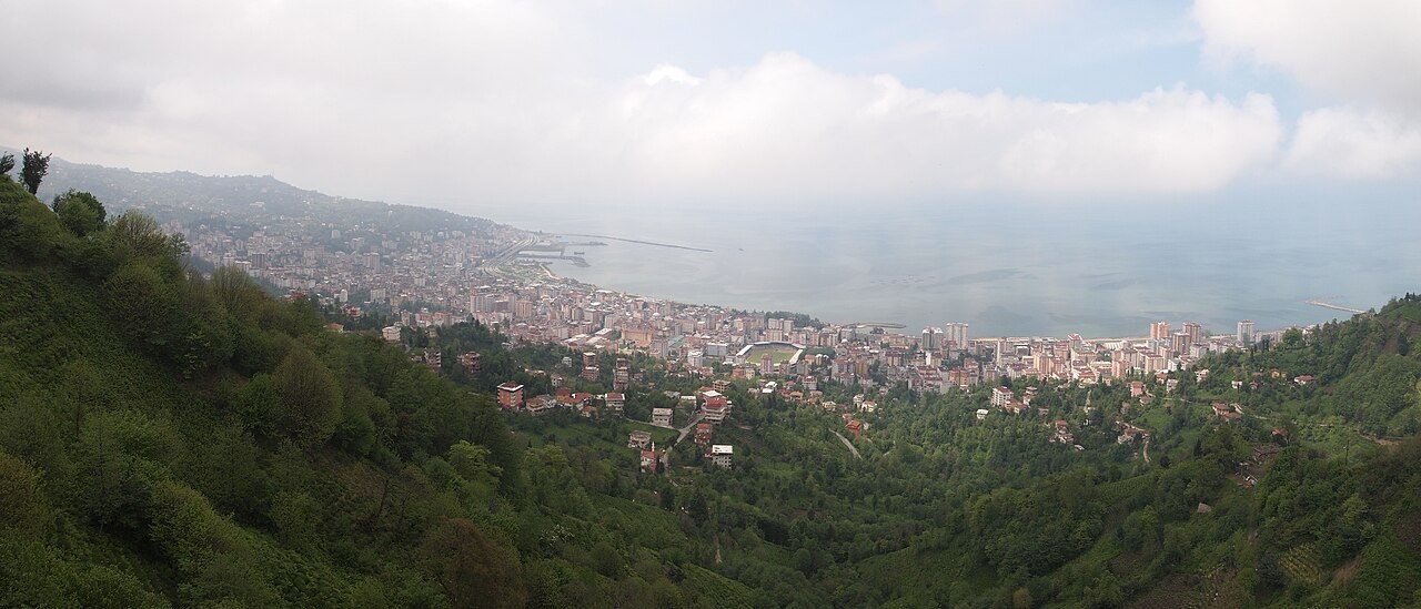 Panorama kota Rize, Turki.