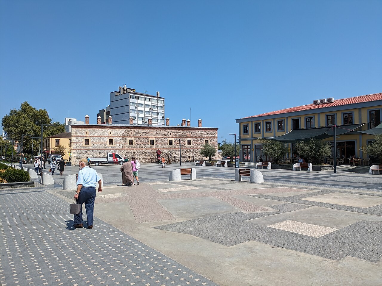 Bangunan di alun-alun Saathane, Samsun, Turki.