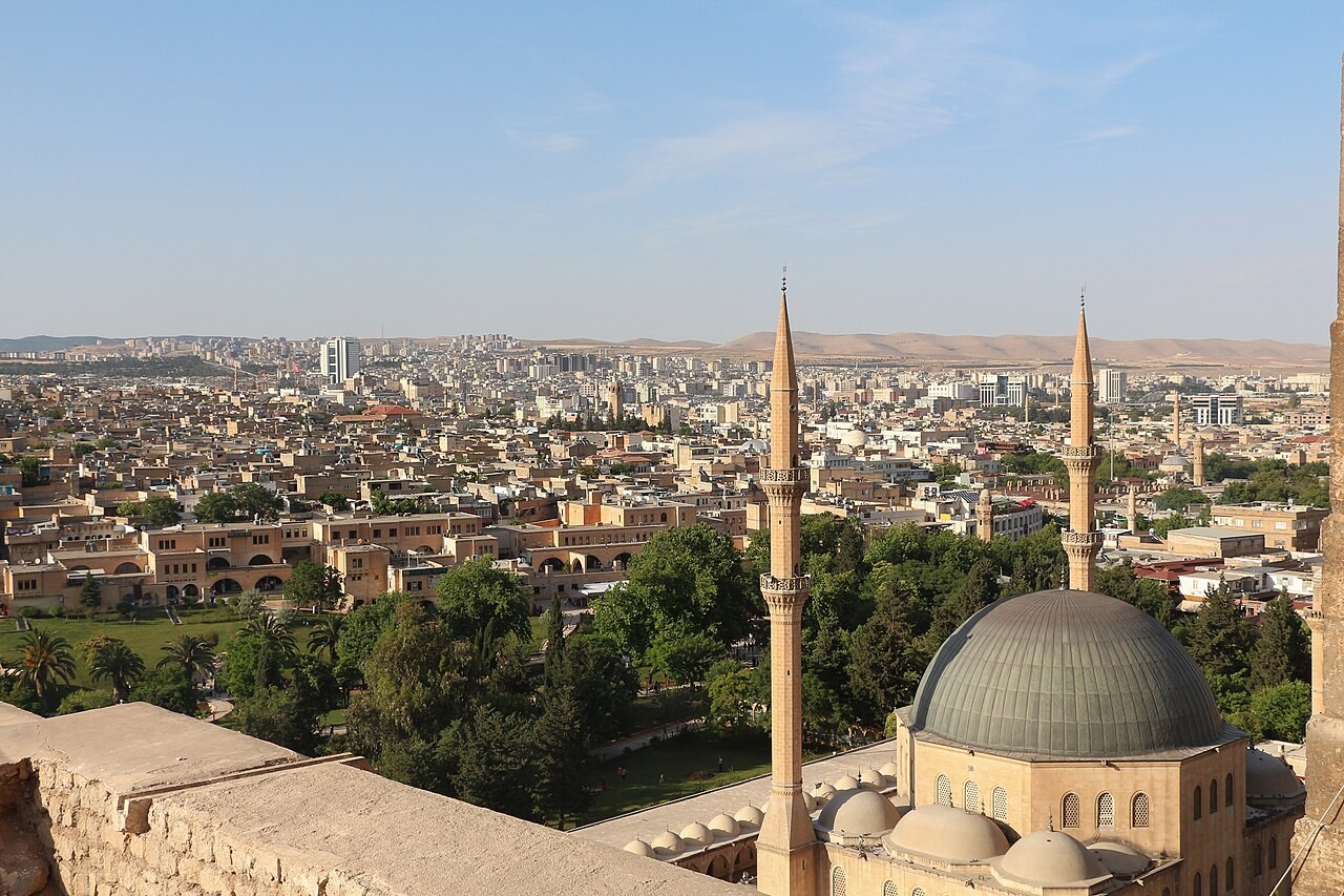 Masjid Mevlid-i Halil dan bangunan kota Şanlıurfa, Turki.
