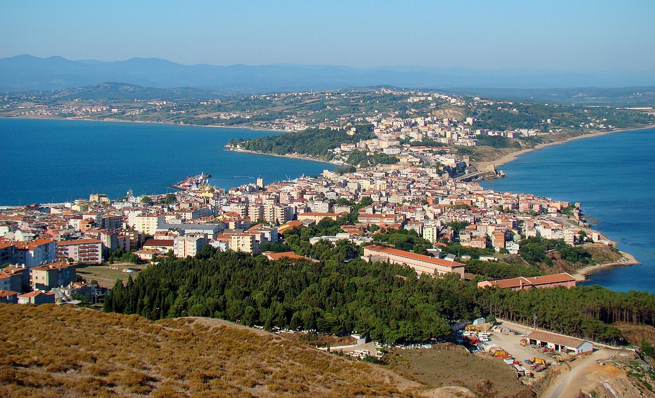 Panorama kota pesisir Sinop, Turki.