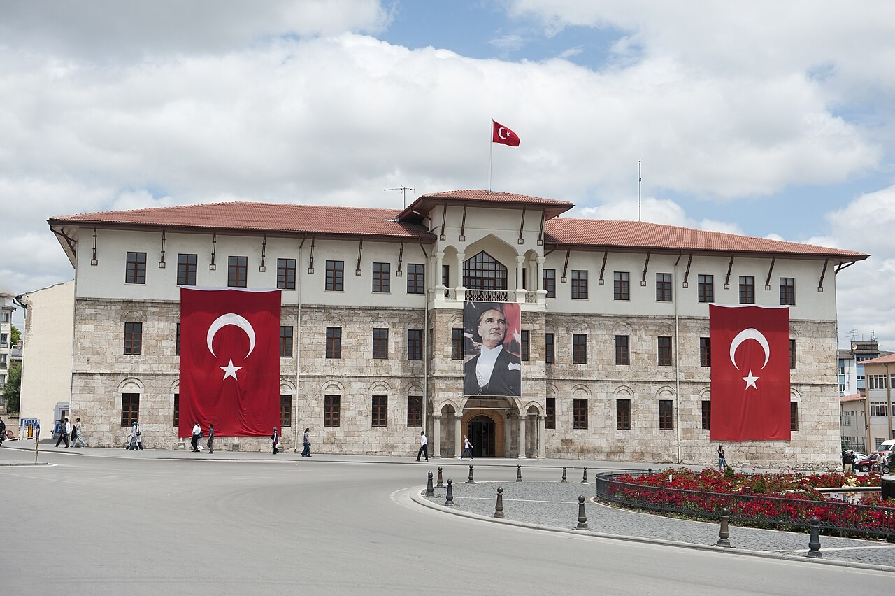 Bangunan di alun-alun Cumhuriyet, Sivas, Turki.
