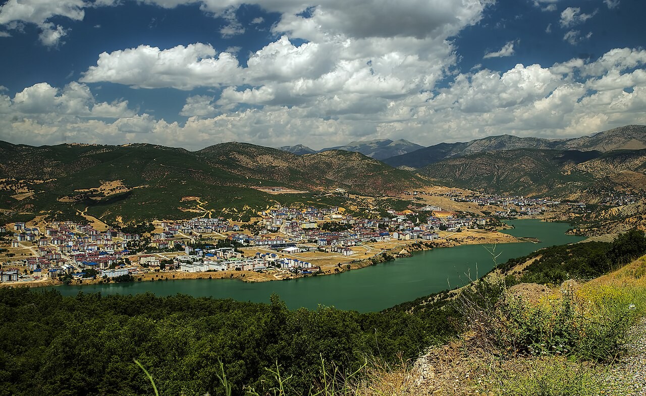 Pemandangan kota Tunceli di tepi sungai, Turki.