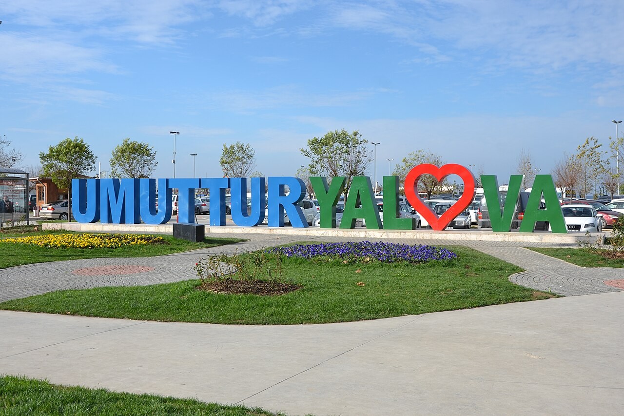 Taman kota dengan papan nama Yalova, Turki.