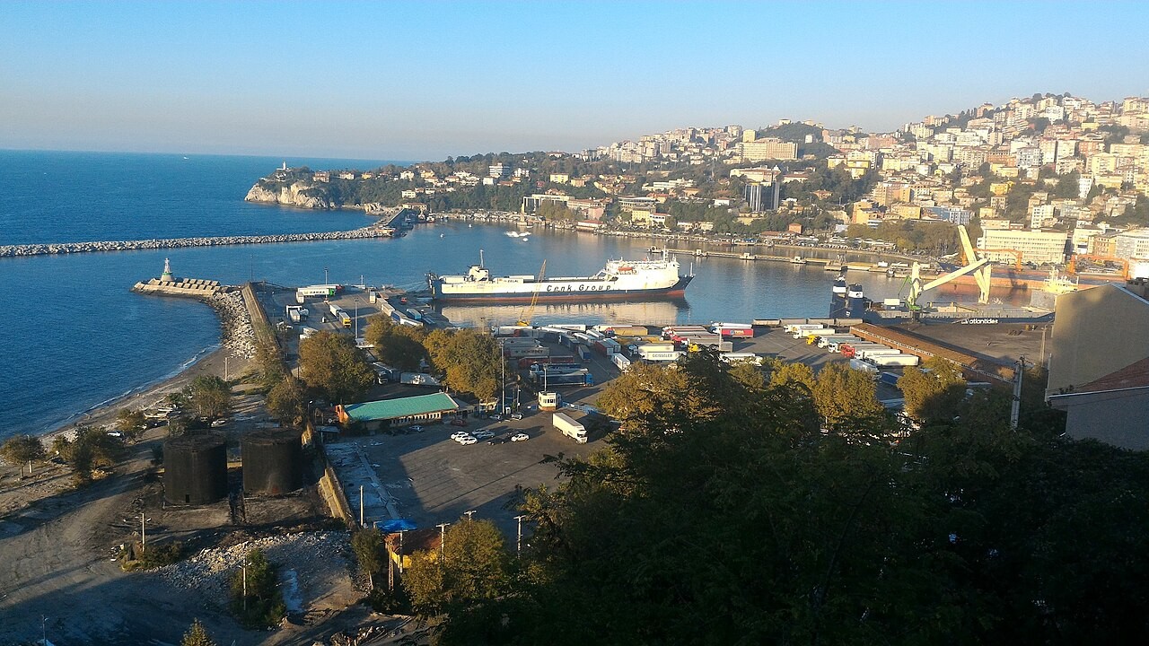 Pemandangan pesisir dan kota Zonguldak, Turki.